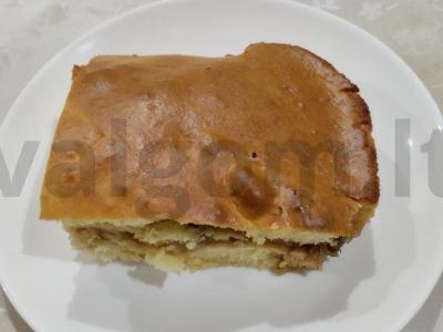 Švelnus rūkytos pieno pyragas su uogiene pagrindine nuotrauka