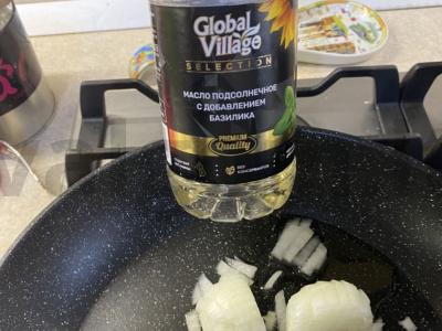 Salotos su milžiniškomis midijomis, keptu svogūnu ir avokadu Žingsnis 1