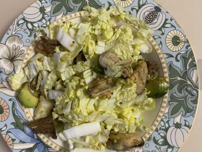 Salotos su milžiniškomis midijomis, keptu svogūnu ir avokadu Žingsnis 4