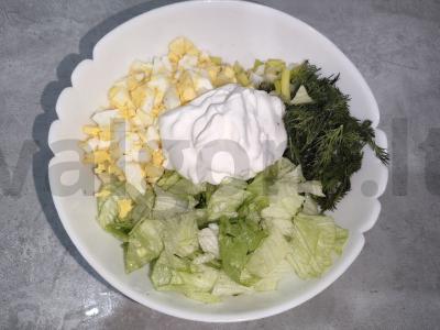 Lengvas salotas su kiaušiniu ir žalumynais Žingsnis 1