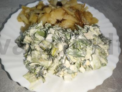 Lengvas salotas su kiaušiniu ir žalumynais pagrindine nuotrauka