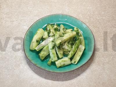 Greitai marinuoti agurkai pagrindine nuotrauka