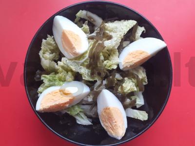 Aštrus salotas su jūros ir Pekino kopūstu pagrindine nuotrauka