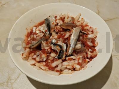 Užkandis iš silkės pomidorų padaže pagrindine nuotrauka