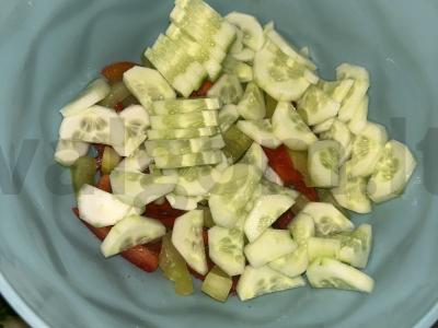 Graikiška salota su raudonuoju svogūnu ir feta Žingsnis 2