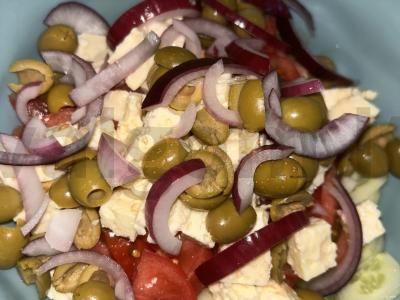 Graikiška salota su raudonuoju svogūnu ir feta Žingsnis 6