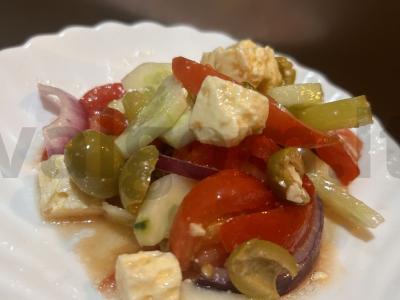 Graikiška salota su raudonuoju svogūnu ir feta pagrindine nuotrauka