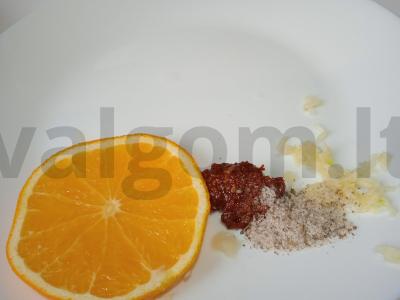 Vištienos šlaunelės aštriu apelsinų marinate, keptos su brokoliais Žingsnis 1