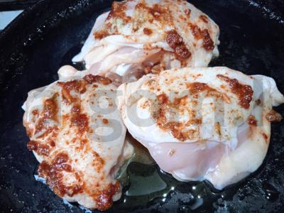 Vištienos šlaunelės aštriu apelsinų marinate, keptos su brokoliais Žingsnis 3