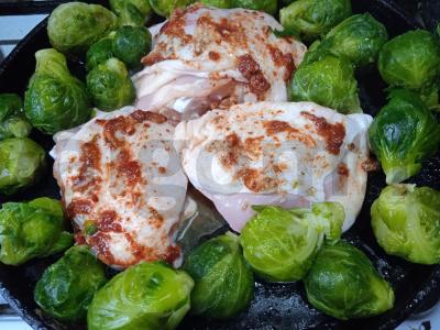 Vištienos šlaunelės aštriu apelsinų marinate, keptos su brokoliais Žingsnis 4