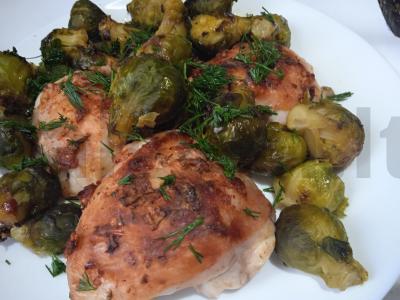 Vištienos šlaunelės aštriu apelsinų marinate, keptos su brokoliais pagrindine nuotrauka