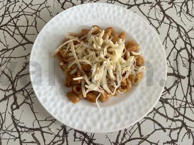 Švelni makaronai su mėsa po sūriu pagrindine nuotrauka