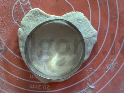 Mini pyragas su menkės ikrais ir alyvuogėmis Žingsnis 1