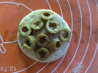 Mini pyragas su menkės ikrais ir alyvuogėmis Žingsnis 4