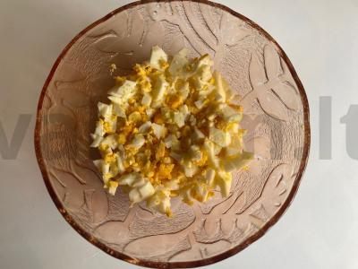 Salotas „Pompadour“ iš krabų mėsos, vištienos mėsos ir graikinių riešutų Žingsnis 3