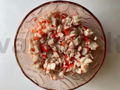 Salotas „Pompadour“ iš krabų mėsos, vištienos mėsos ir graikinių riešutų Žingsnis 4