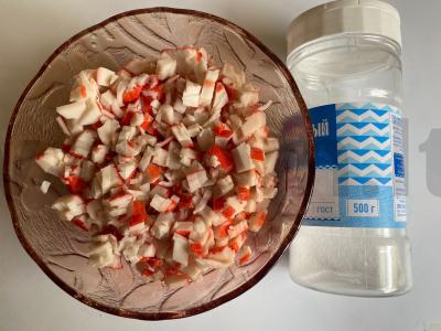 Salotas „Pompadour“ iš krabų mėsos, vištienos mėsos ir graikinių riešutų Žingsnis 5