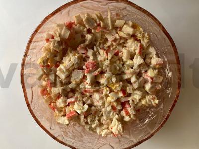 Salotas „Pompadour“ iš krabų mėsos, vištienos mėsos ir graikinių riešutų Žingsnis 7