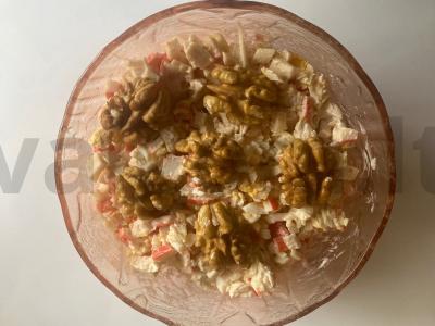 Salotas „Pompadour“ iš krabų mėsos, vištienos mėsos ir graikinių riešutų Žingsnis 8