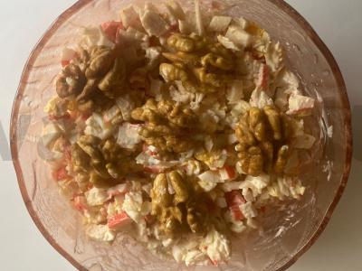 Salotas „Pompadour“ iš krabų mėsos, vištienos mėsos ir graikinių riešutų pagrindine nuotrauka