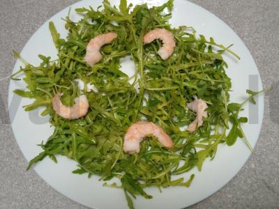 Salotas su rukola, daržovėmis, mandarinų, kiviais ir krevetėmis Žingsnis 2