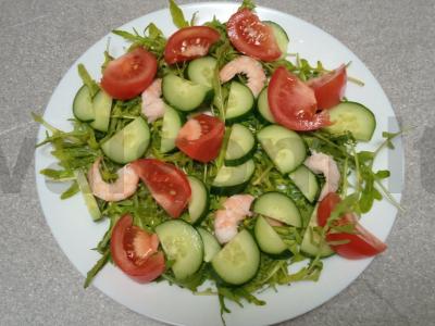 Salotas su rukola, daržovėmis, mandarinų, kiviais ir krevetėmis Žingsnis 4