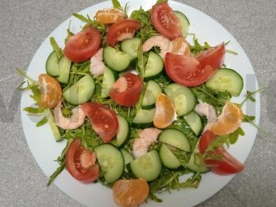 Salotas su rukola, daržovėmis, mandarinų, kiviais ir krevetėmis Žingsnis 5