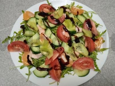 Salotas su rukola, daržovėmis, mandarinų, kiviais ir krevetėmis Žingsnis 7