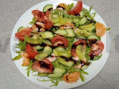 Salotas su rukola, daržovėmis, mandarinų, kiviais ir krevetėmis pagrindine nuotrauka