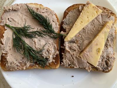 Karšti tostai su kepenėlių paštetu ir sūriu Žingsnis 3