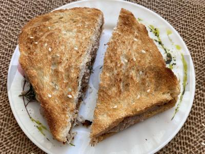 Karšti tostai su kepenėlių paštetu ir sūriu pagrindine nuotrauka