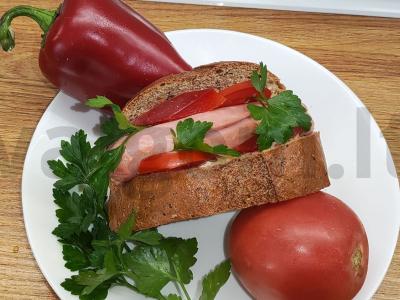 Aštrus dešrainis su dešrele ir dižono garstyčiomis pagrindine nuotrauka