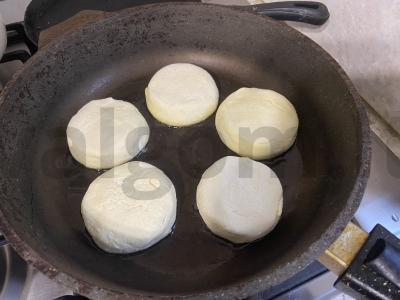 Klasikiniai varškėčiai su manų kruopomis Žingsnis 4