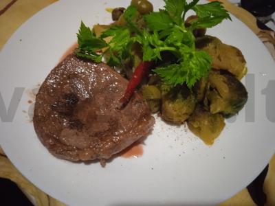 Jautienos steikas su Briuselio kopūstų ir alyvuogių garnyru pagrindine nuotrauka