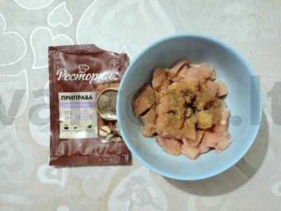 Skani laivelių su daržovėmis ir vištiena po sūrio plutele Žingsnis 1