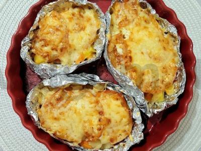 Skani laivelių su daržovėmis ir vištiena po sūrio plutele pagrindine nuotrauka