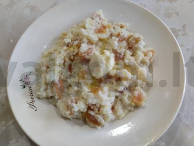 Pšenių košė su džiovintomis abrikosais pagrindine nuotrauka