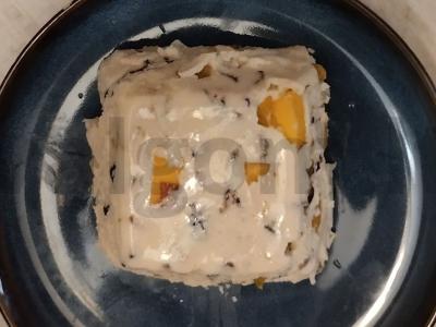 Desertas su džiovintais abrikosais, riešutais ir nektarinu pagrindine nuotrauka