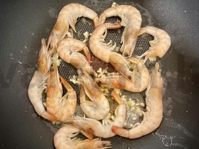 Keptos krevetės su česnaku ir juodaisiais pipirais svieste Žingsnis 2