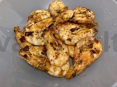 Keptos krevetės su česnaku ir juodaisiais pipirais svieste pagrindine nuotrauka