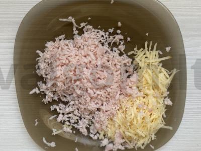 Tortilijų su dešra ir sūriu ritinėliai kiaušinių užpilde Žingsnis 1