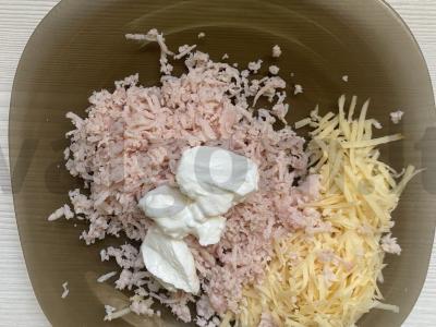 Tortilijų su dešra ir sūriu ritinėliai kiaušinių užpilde Žingsnis 2