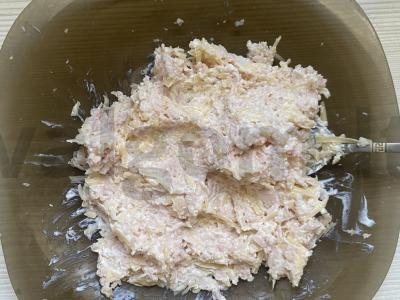 Tortilijų su dešra ir sūriu ritinėliai kiaušinių užpilde Žingsnis 3