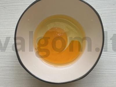 Tortilijų su dešra ir sūriu ritinėliai kiaušinių užpilde Žingsnis 4