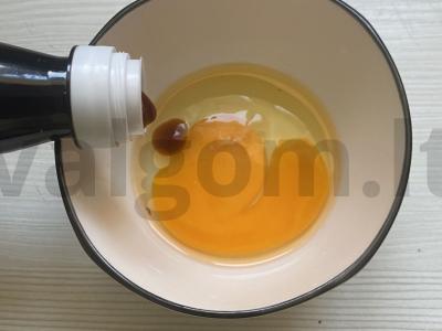 Tortilijų su dešra ir sūriu ritinėliai kiaušinių užpilde Žingsnis 5