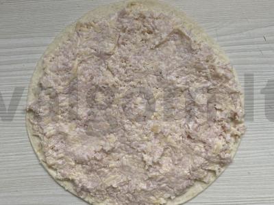 Tortilijų su dešra ir sūriu ritinėliai kiaušinių užpilde Žingsnis 7