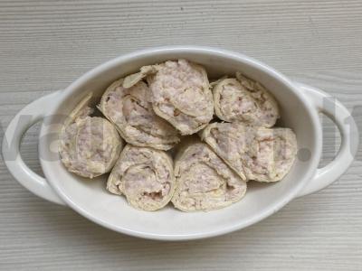 Tortilijų su dešra ir sūriu ritinėliai kiaušinių užpilde Žingsnis 10