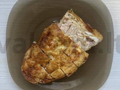 Tortilijų su dešra ir sūriu ritinėliai kiaušinių užpilde pagrindine nuotrauka