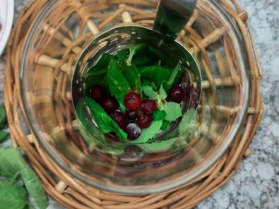 Brusnicų arbata su mėtomis ir medumi Žingsnis 3