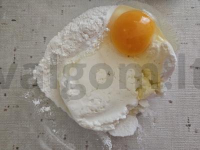 Plokšti varškėčiai su riešutais Žingsnis 1